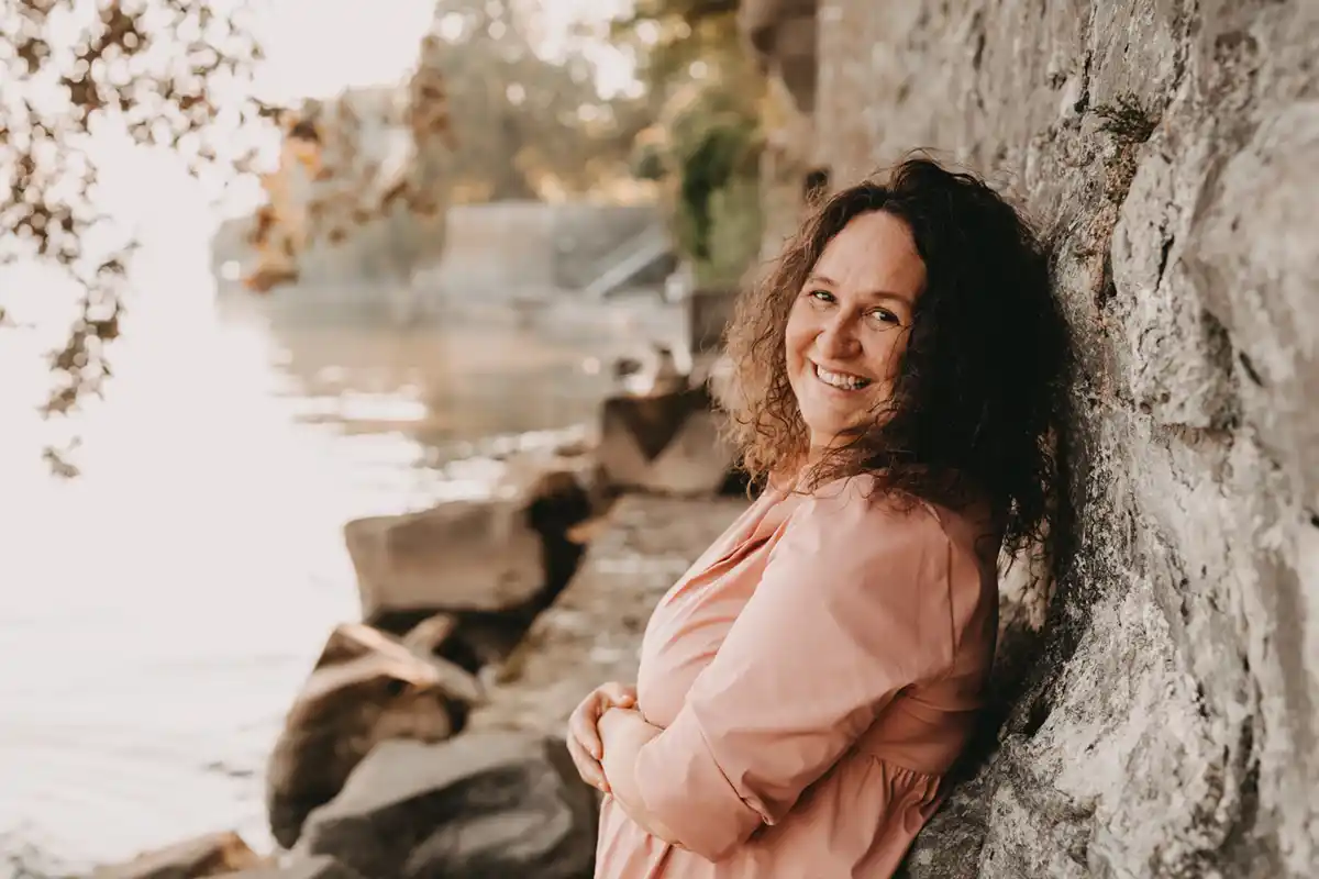 Claudia Dorn in der Natur am Wasser